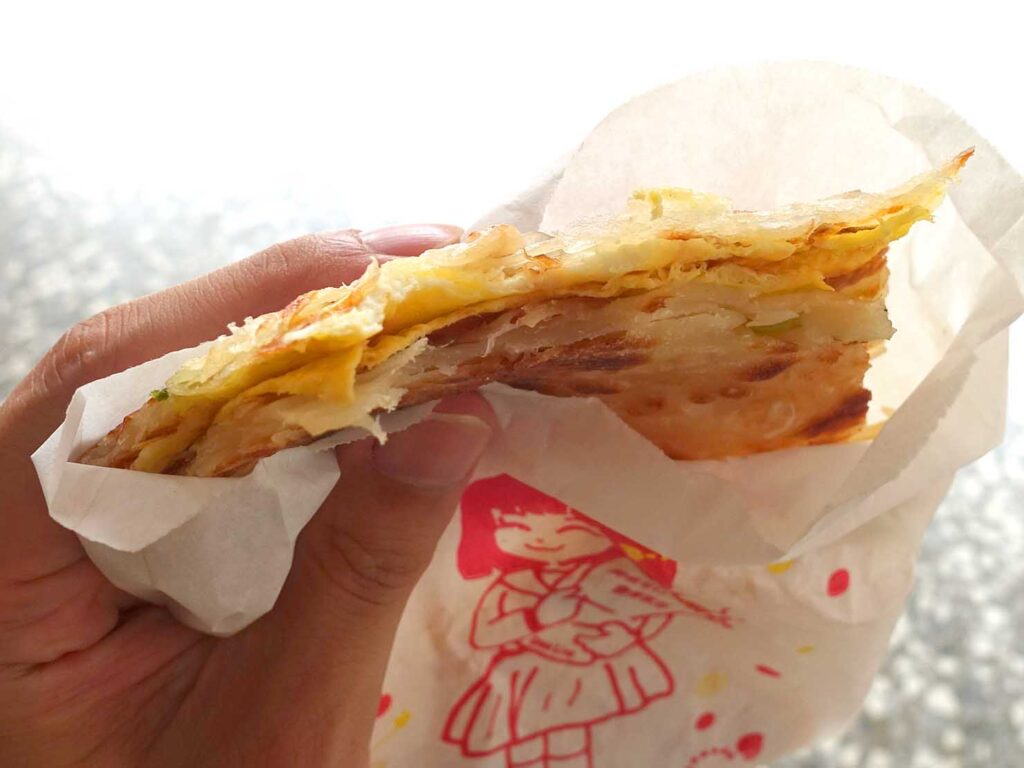 台北・迪化街のおすすめグルメ店「永樂蔥油餅」の蔥油餅加蛋クローズアップ