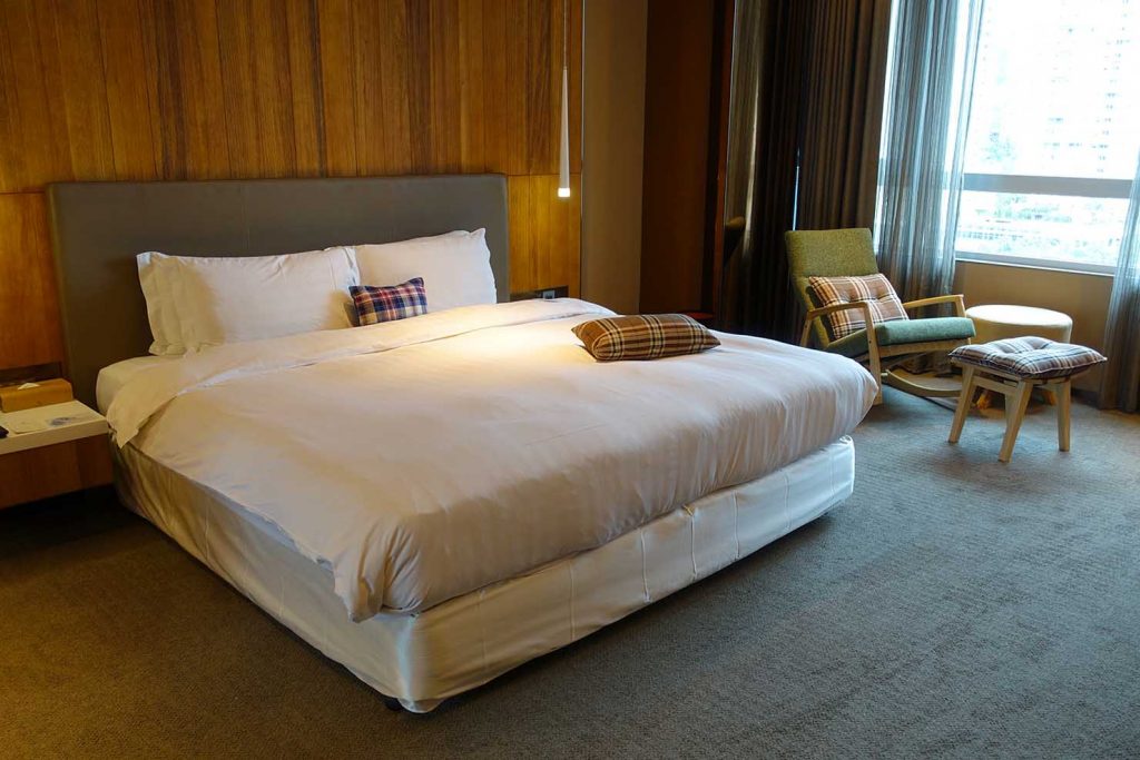 台北・信義區のLGBTに人気のハイクラスホテル「home hotel」逸寬套房（エクストラオーディナリー・スイート）のダブルベッド