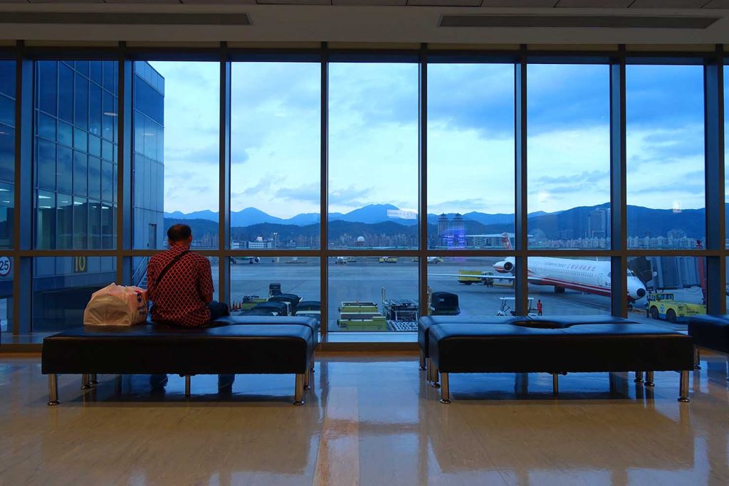 台北・松山空港国内線出発ロビーから眺める滑走路