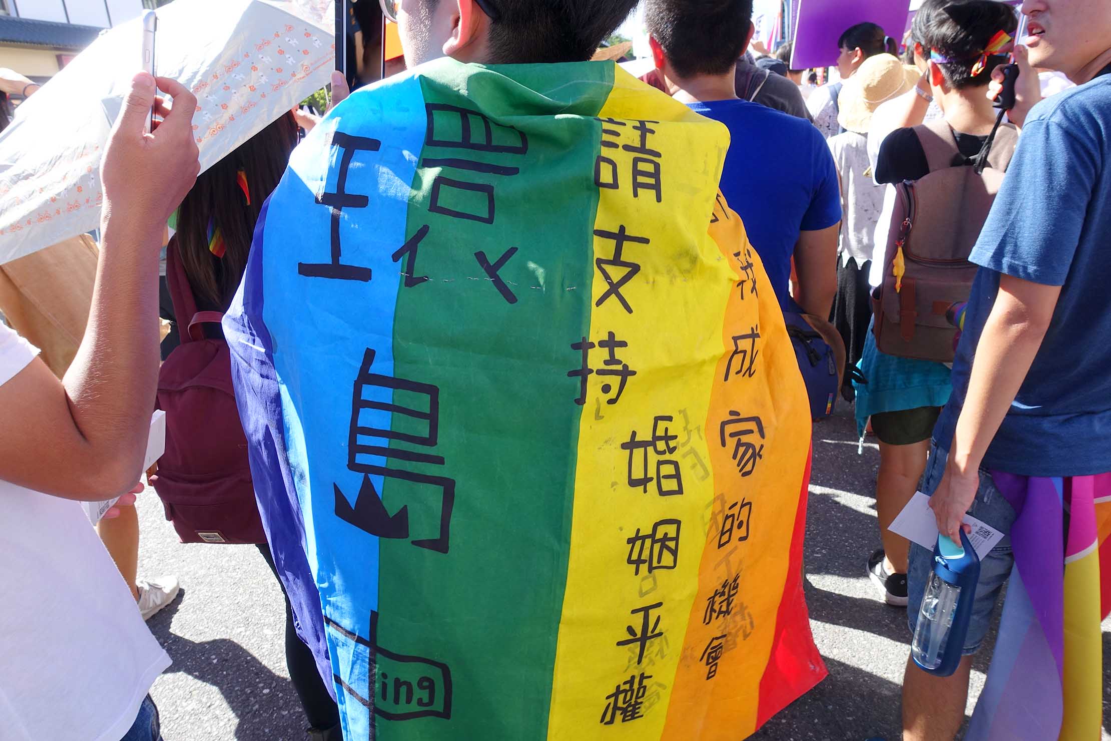 台湾一周中に台湾東部のLGBTプライド「花東彩虹嘉年華」を歩く参加者