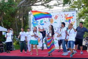 台湾東部のLGBTプライド「花東彩虹嘉年華」パレード後のステージで始まる合唱