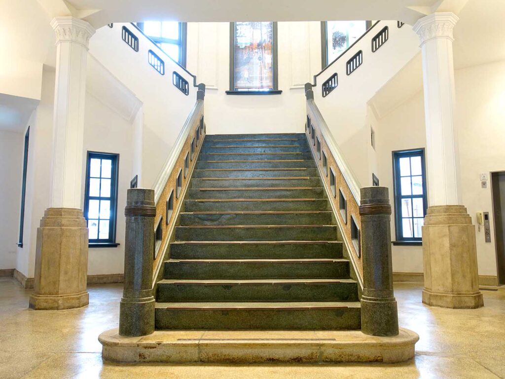 台南観光のおすすめスポット・台南市美術館１館の階段