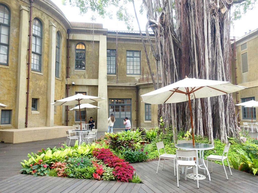 台南観光のおすすめスポット・台南市美術館１館の中庭