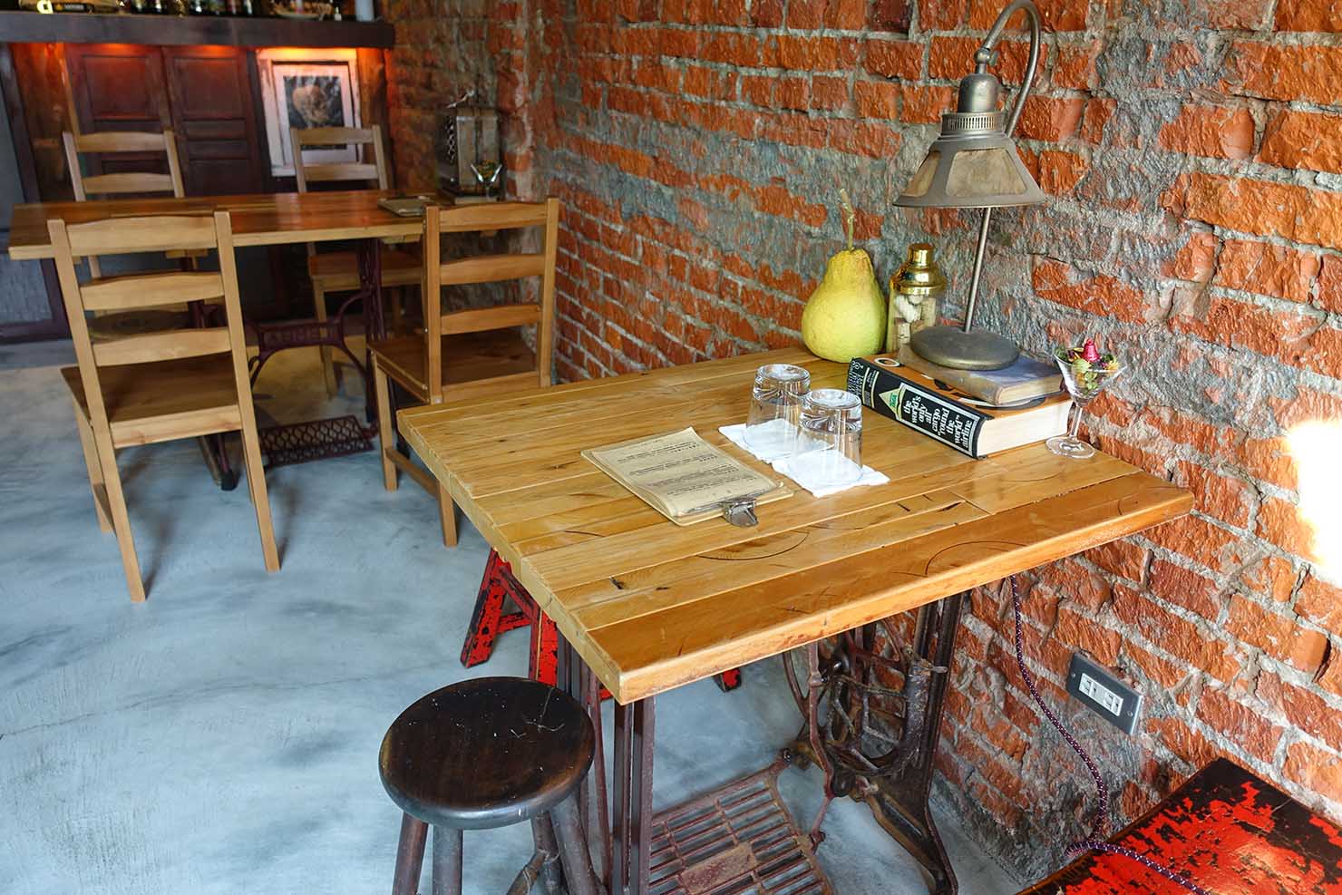 台南・神農街の古民家ゲストハウス「Goin」バーのテーブル席