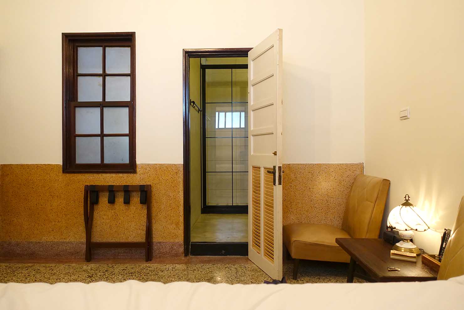 台南・神農街の古民家ゲストハウス「Goin」デラックスルーム浴室へのドア