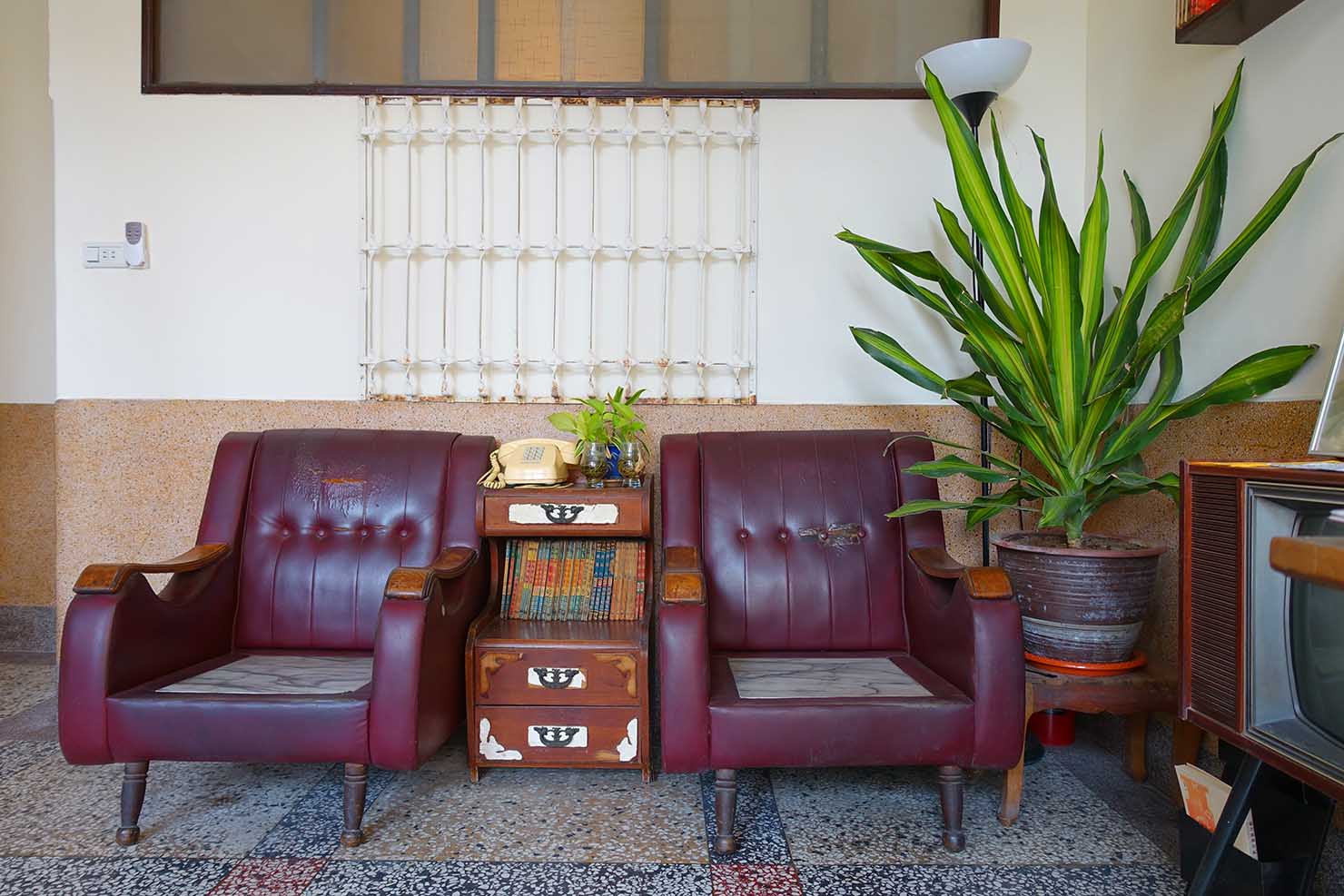 台南・神農街の古民家ゲストハウス「Goin」共用スペースのソファ