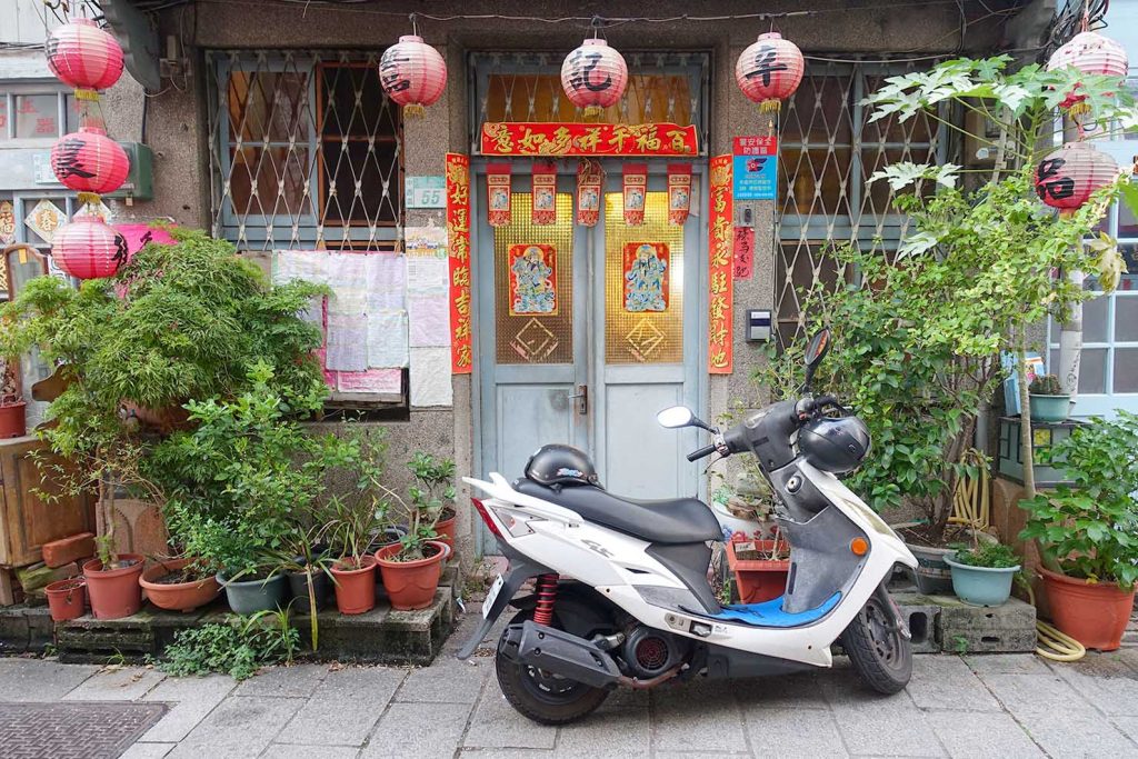 台湾の古都・台南のおすすめ観光スポット「神農街」にある古民家の軒先