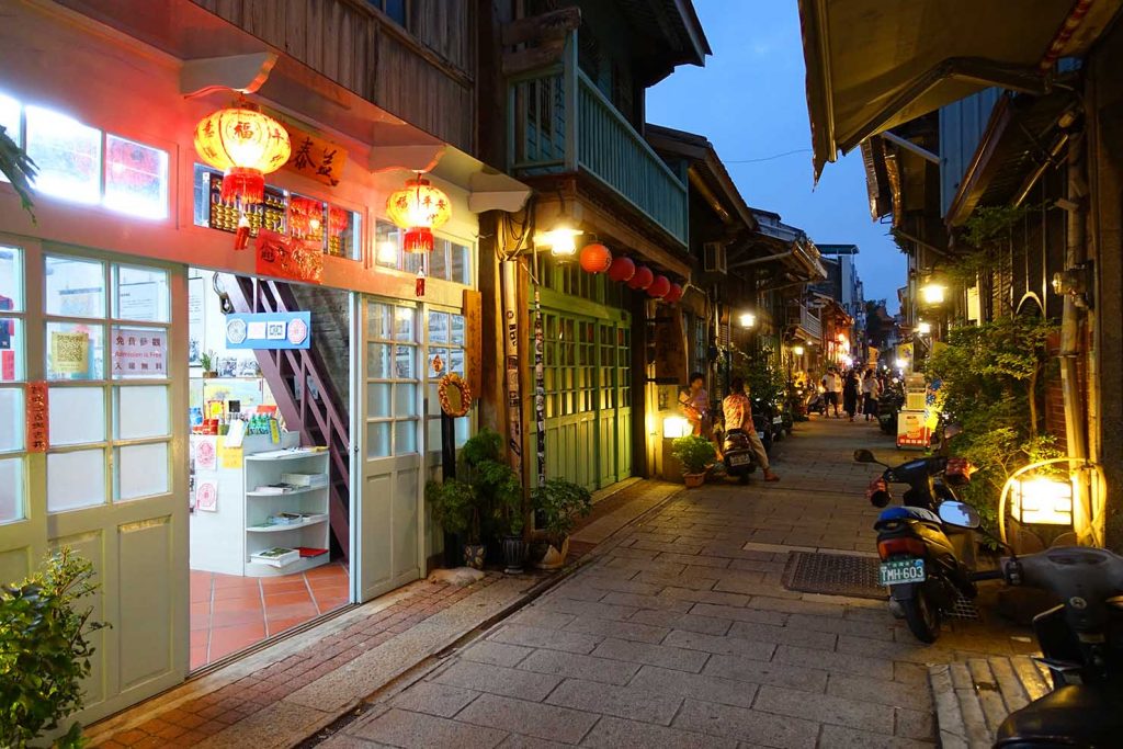 台湾の古都・台南のおすすめ観光スポット「神農街」夜の街並み