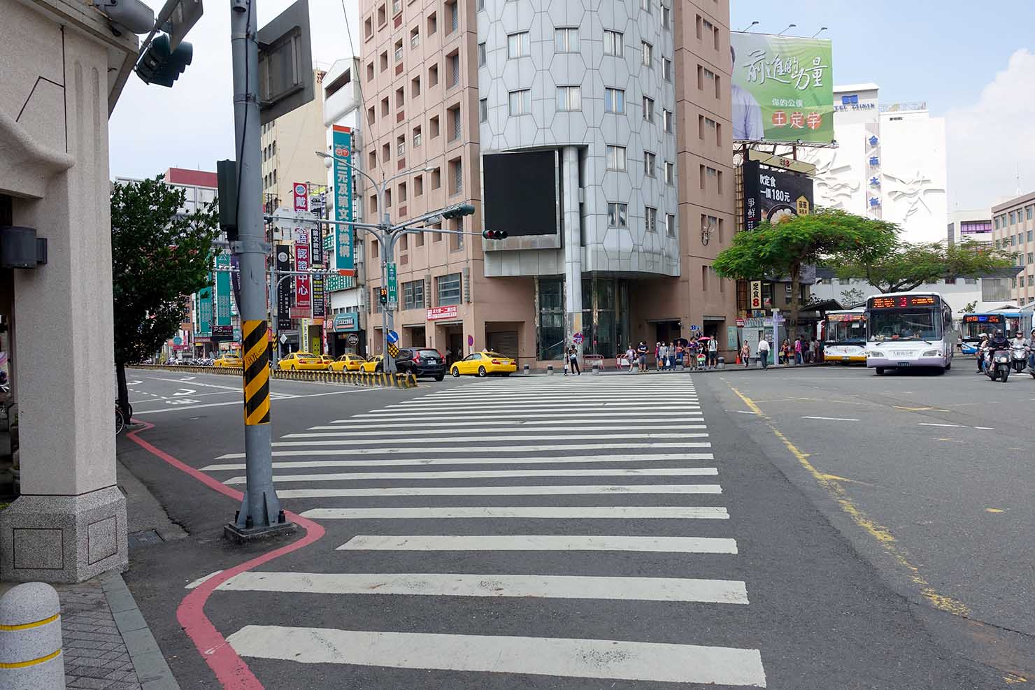 台鐵台南駅前の横断歩道
