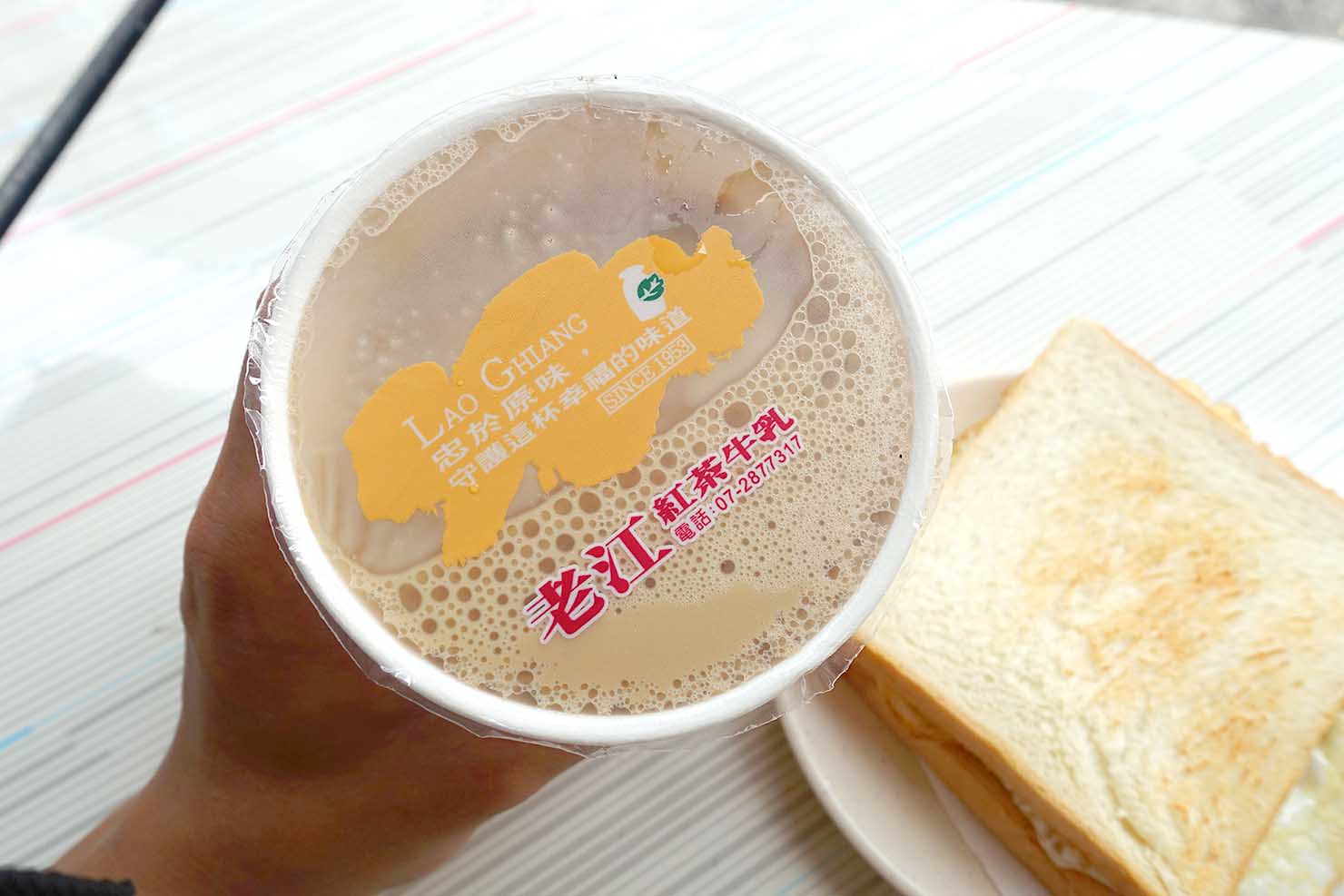 高雄・美麗島の老舗朝ごはん屋さん「老江紅茶牛奶」の紅茶牛奶（ミルクティー）