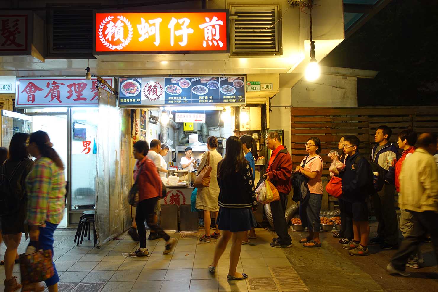 台北駅最寄りの人気夜市・寧夏夜市「賴雞蛋蚵仔煎」の外観