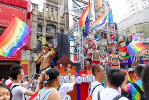 台湾LGBTプライド（台灣同志遊行）2017でレインボーフラッグを振るGOGOBOYS