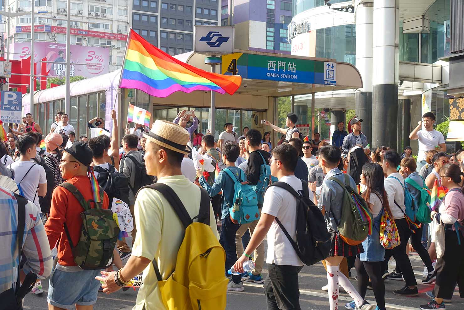 台湾LGBTプライド（台灣同志遊行）2017で西門駅前に差し掛かるパレード隊列