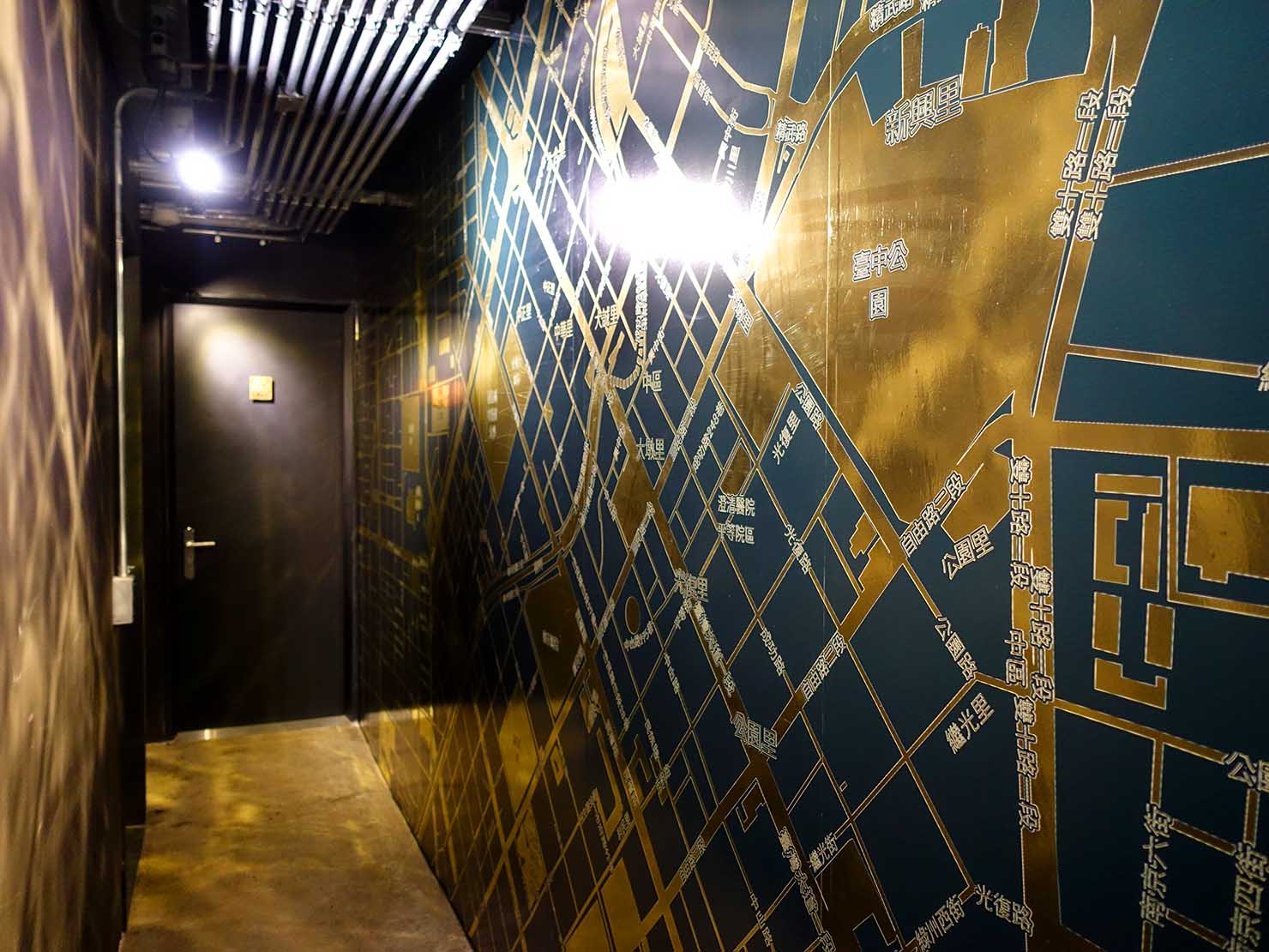 台中駅徒歩10分のリーズナブルなおすすめミニホテル「光原宿 Light House」の宿泊フロアに飾られた金色の地図