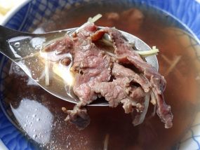 台南・永樂市場（國華街）のおすすめ台湾グルメ店「永樂牛肉湯」の牛肉湯クローズアップ