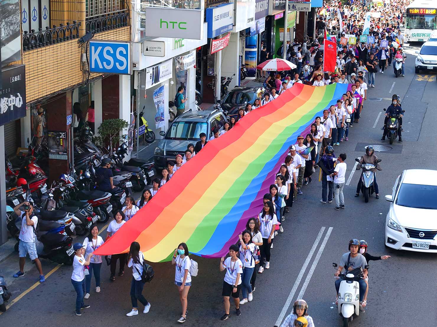 台中同志遊行（台中LGBTプライド）2017の歩道橋から見る巨大レインボーフラッグ