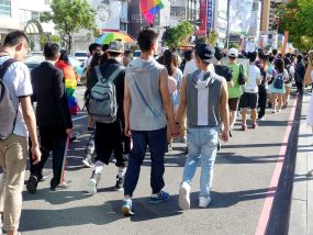 台中同志遊行（台中LGBTプライド）2017で手を繋いで歩くゲイカップル
