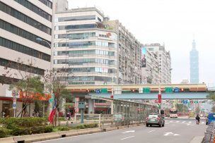 MRT(大安駅)前の信義路から眺める台北101