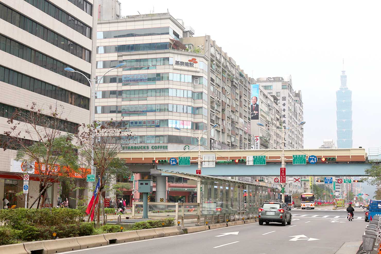 MRT（大安駅）前の信義路から眺める台北101