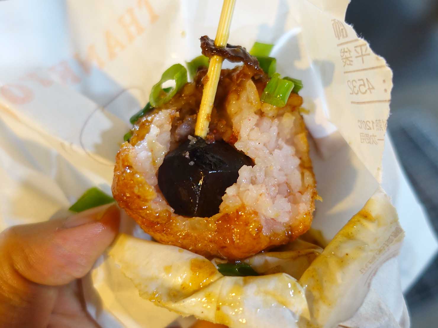 台湾の夜市で食べられる日本グルメ「炸飯糰（揚げおにぎり）」の中身