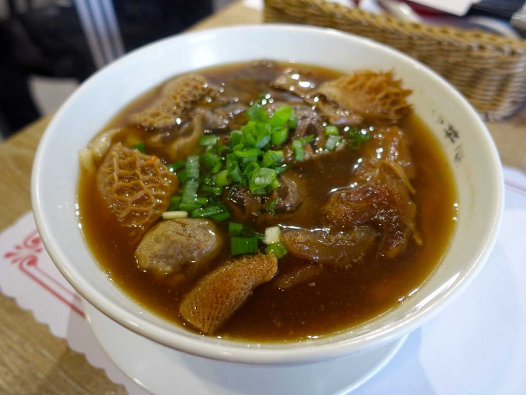 台北の有名牛肉麵店「北芳園」の看板メニュー「添好運六寶牛肉麵」