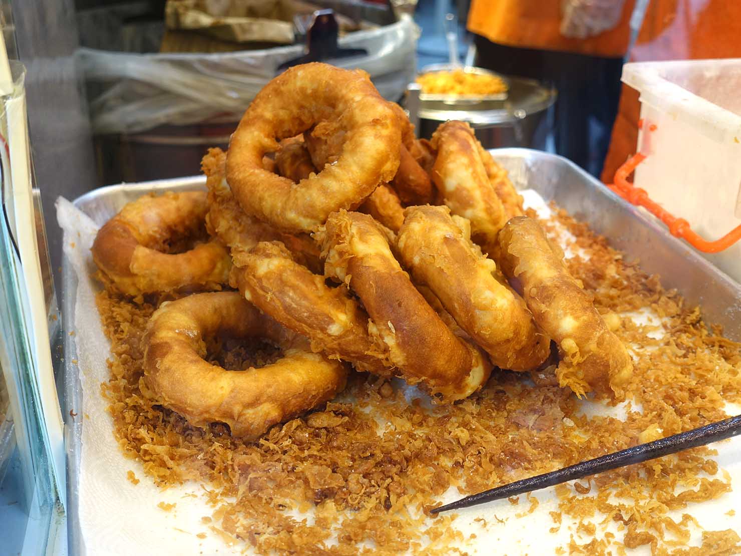 台北駅エリアのおすすめ台湾スイーツ店「脆皮鮮奶甜甜圈」の揚げたてドーナツ