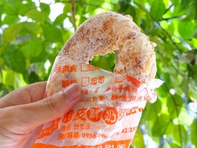台北駅エリアのおすすめ台湾スイーツ店「脆皮鮮奶甜甜圈」のドーナツ(プレーン味)