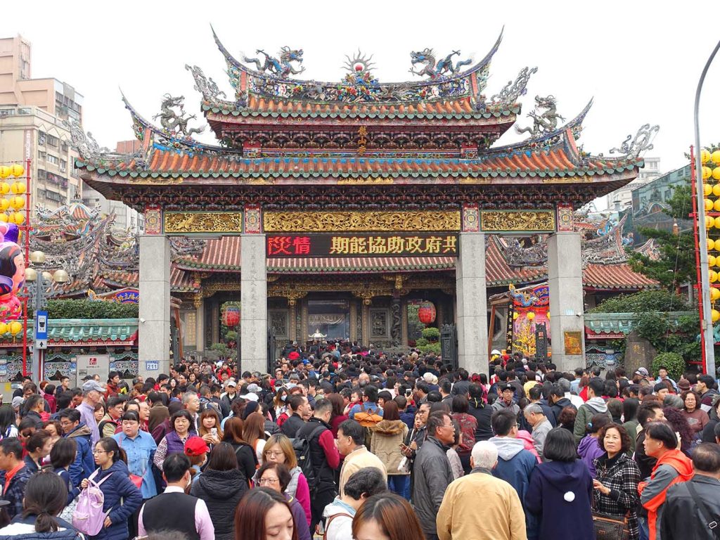春節（旧正月）を迎えたの台北の観光スポット「龍山寺」