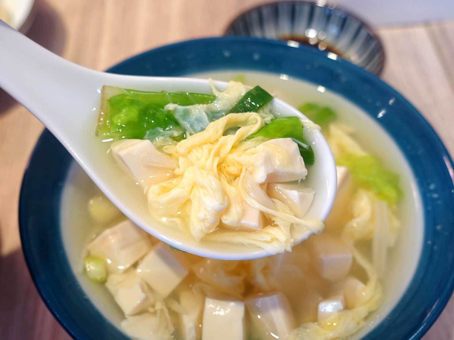 台北・永康街のおすすめグルメ店「餃子樂」の青菜豆腐蛋花湯
