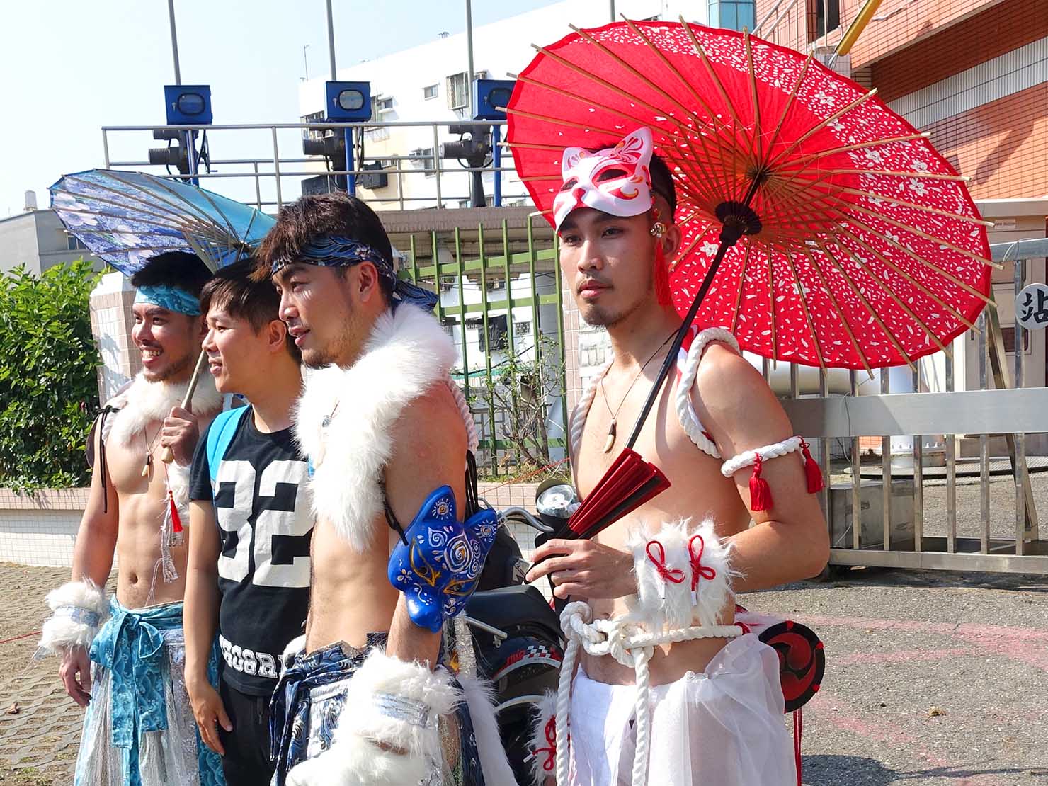2018年台湾最初のLGBTプライド「台南彩虹遊行（台南レインボーパレード）」で写真撮影に応じるコスプレ集団