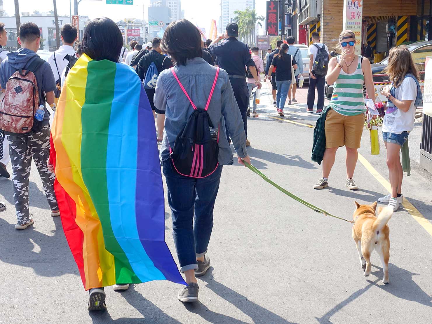 2018年台湾最初のLGBTプライド「台南彩虹遊行（台南レインボーパレード）」を歩くレズビアンカップル