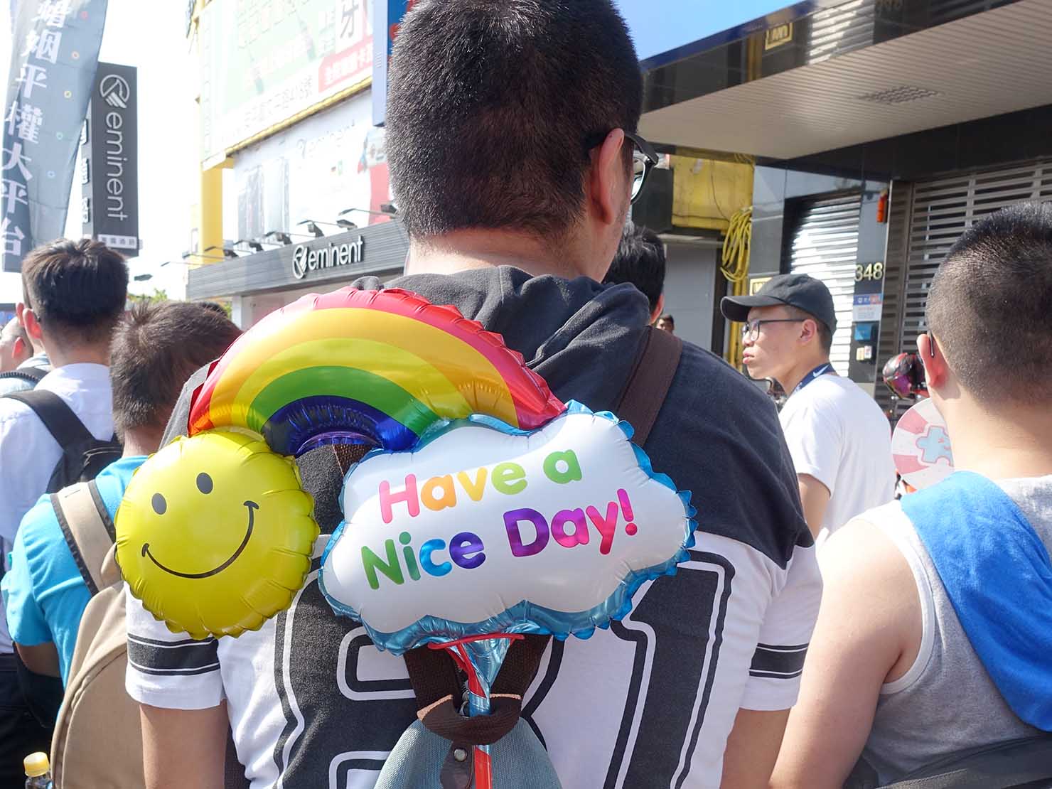 2018年台湾最初のLGBTプライド「台南彩虹遊行（台南レインボーパレード）」でバルーンを身につけた男性