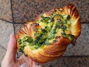 台湾でよく見かけるパン「香蔥麵包(ネギパン)」