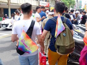 2018年台湾のLGBTプライド「宜蘭驕傲大遊行（宜蘭プライド）」パレードで手を繋ぐ同性カップル