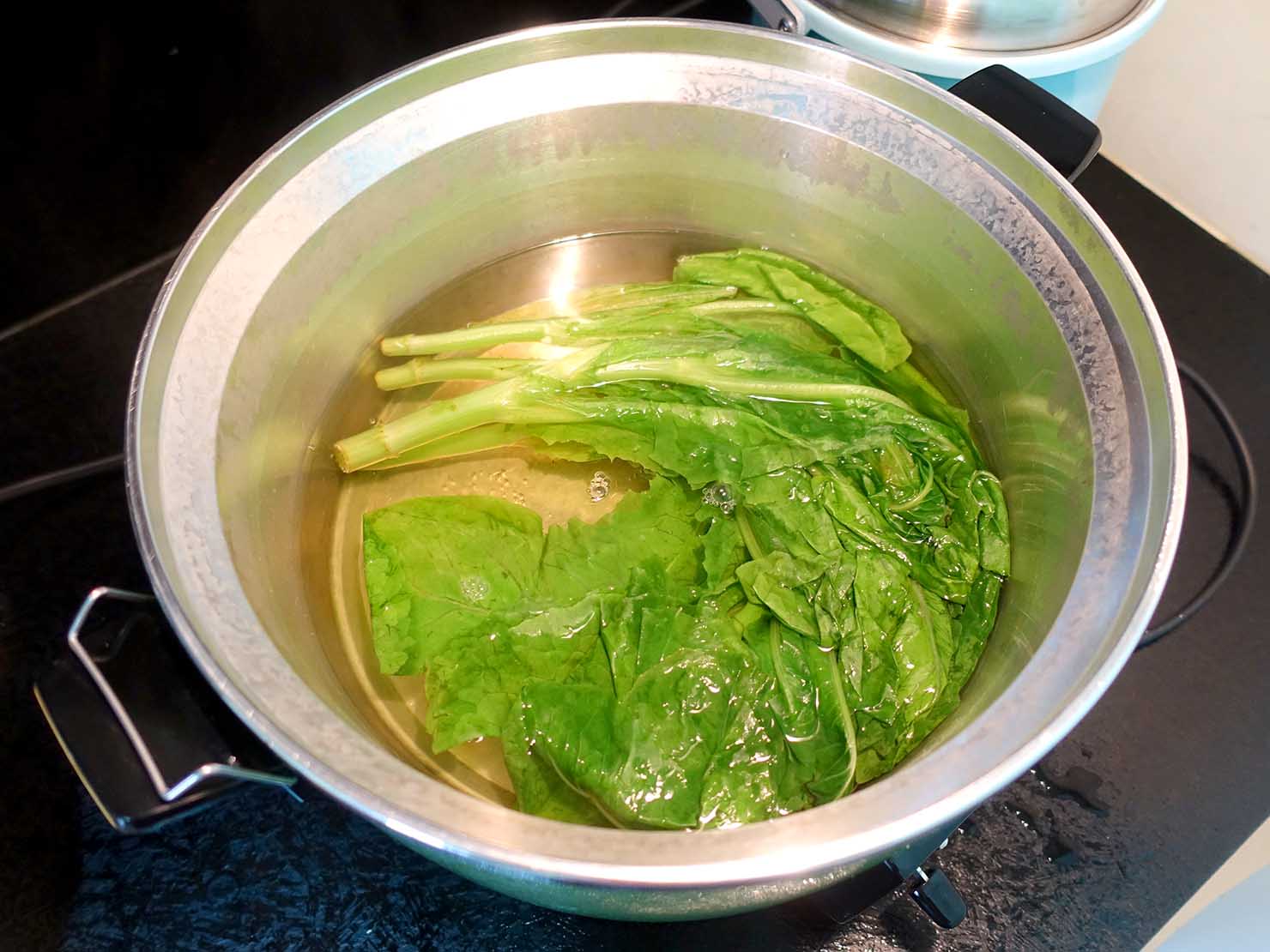 台湾家庭の必需品「大同電鍋（ダートン・ディエングオ）」で野菜を茹でる