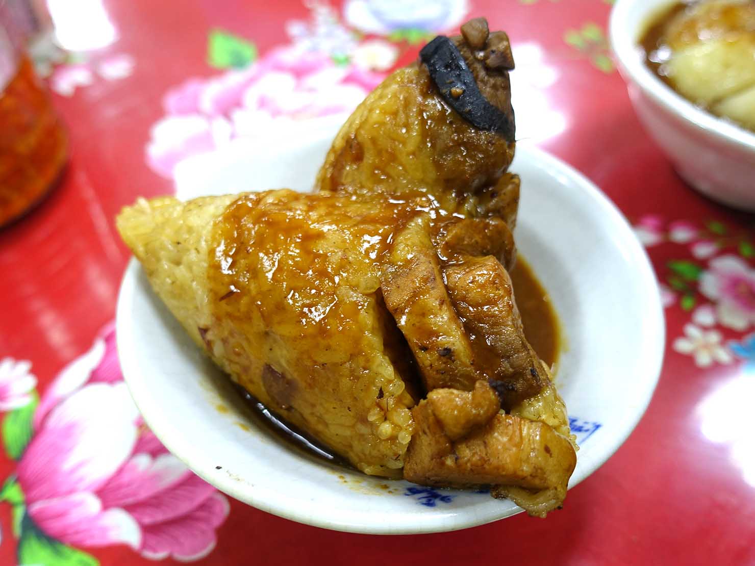 台北・龍山寺エリアのおすすめグルメ店「蘇家肉圓油粿」の肉粽（ちまき）