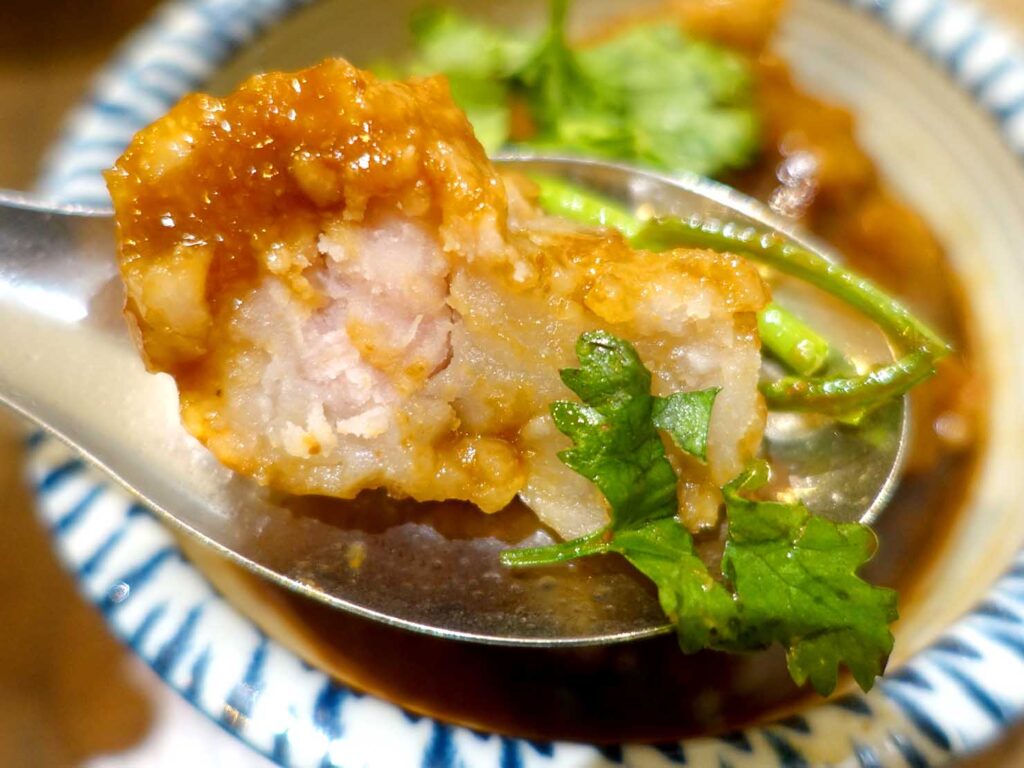 台北・龍山寺のおすすめグルメ店「蘇家肉圓油糕」の芋粿クローズアップ