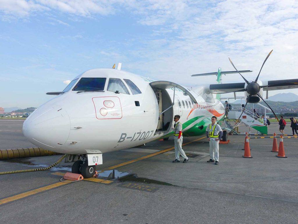 KKday外国人限定「花蓮・太魯閣（タロコ）日帰りツアー」台北・松山空港から出発する立榮航空（UNI AIR）の飛行機