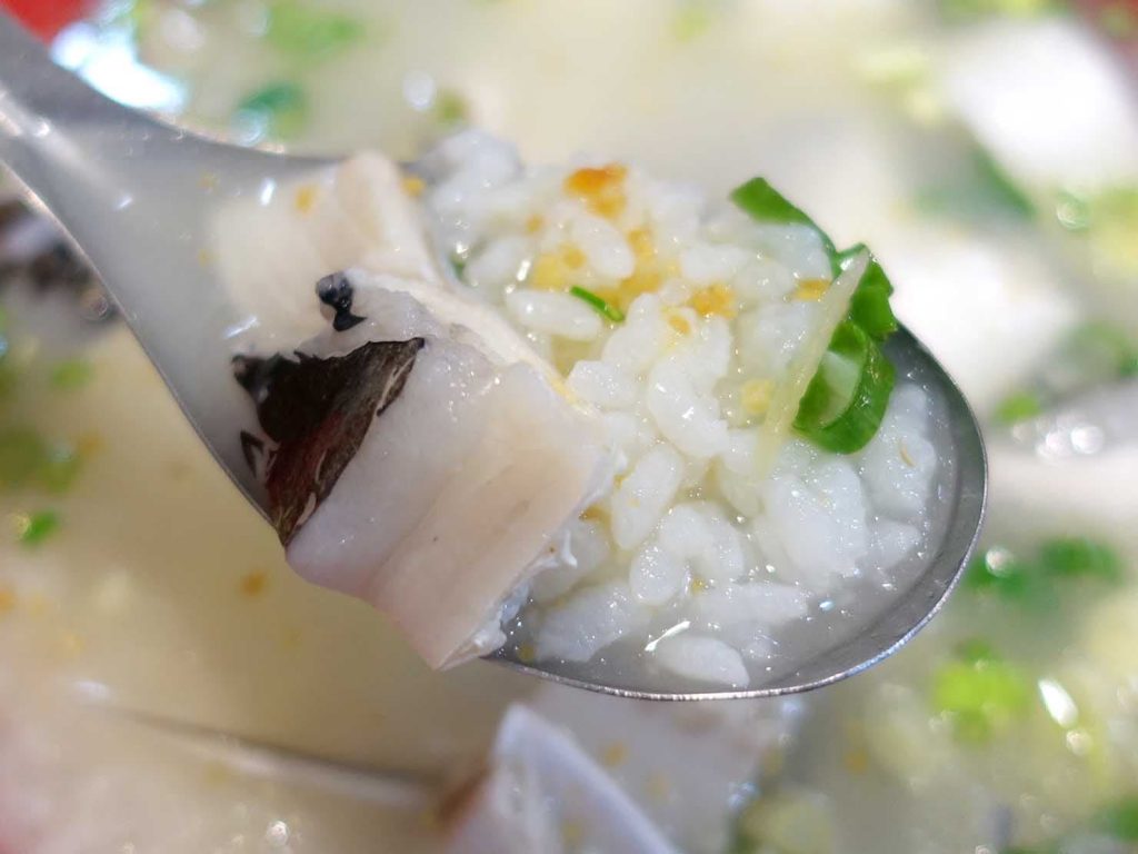 台北・行天宮のおすすめグルメ店「阿勳鹹粥」の虱目魚肚粥（サバヒー粥）クローズアップ