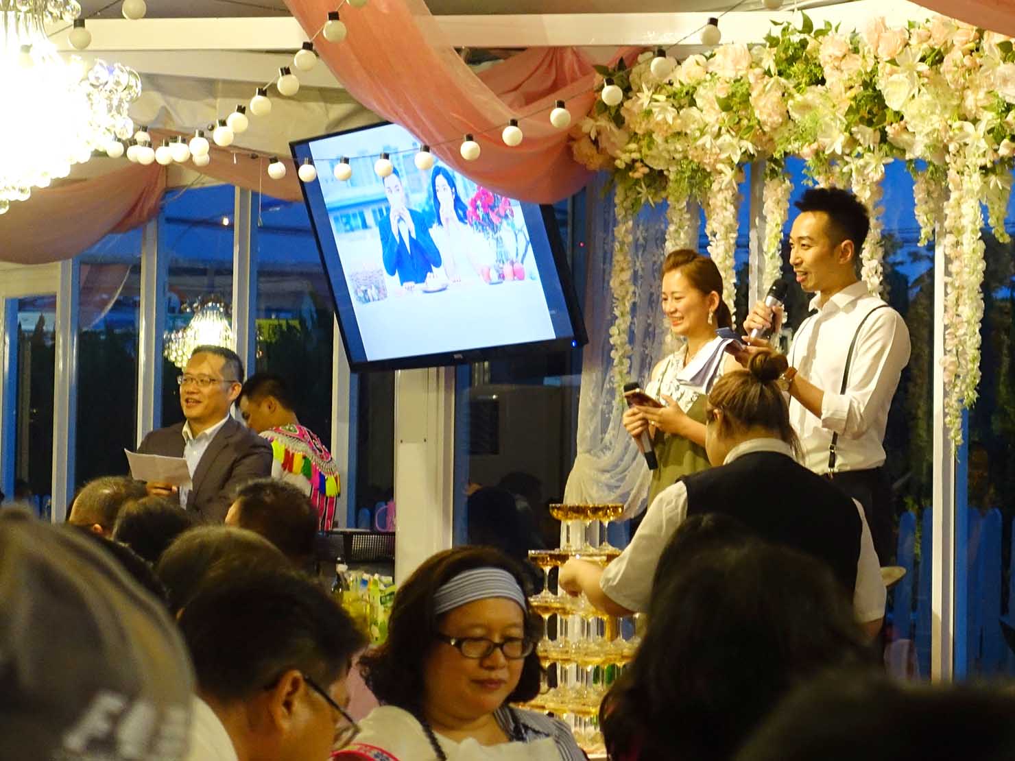 台湾の結婚式でメッセージを読み上げる新婦の親族