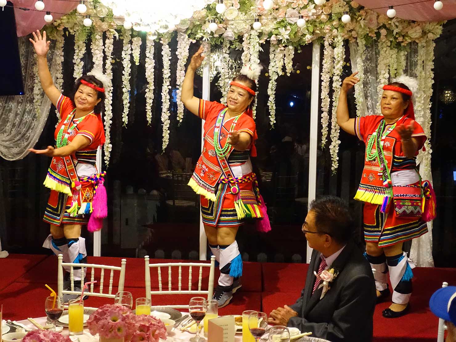 台湾の結婚式でダンスを披露する原住民族・阿美族（アミ族）の女性たち