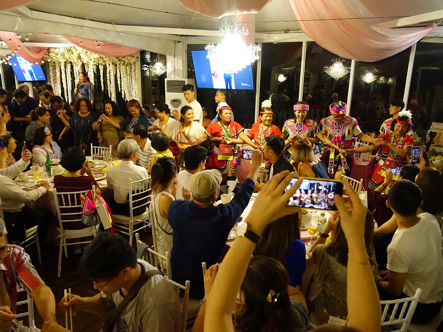 台湾の結婚式で原住民族・阿美族（アミ族）の伝統衣装に身を包んで踊る新郎新婦