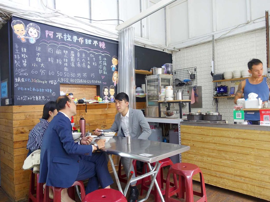 台北・中山駅周辺のおすすめグルメ店「阿不拉手作甜不辣」の店内