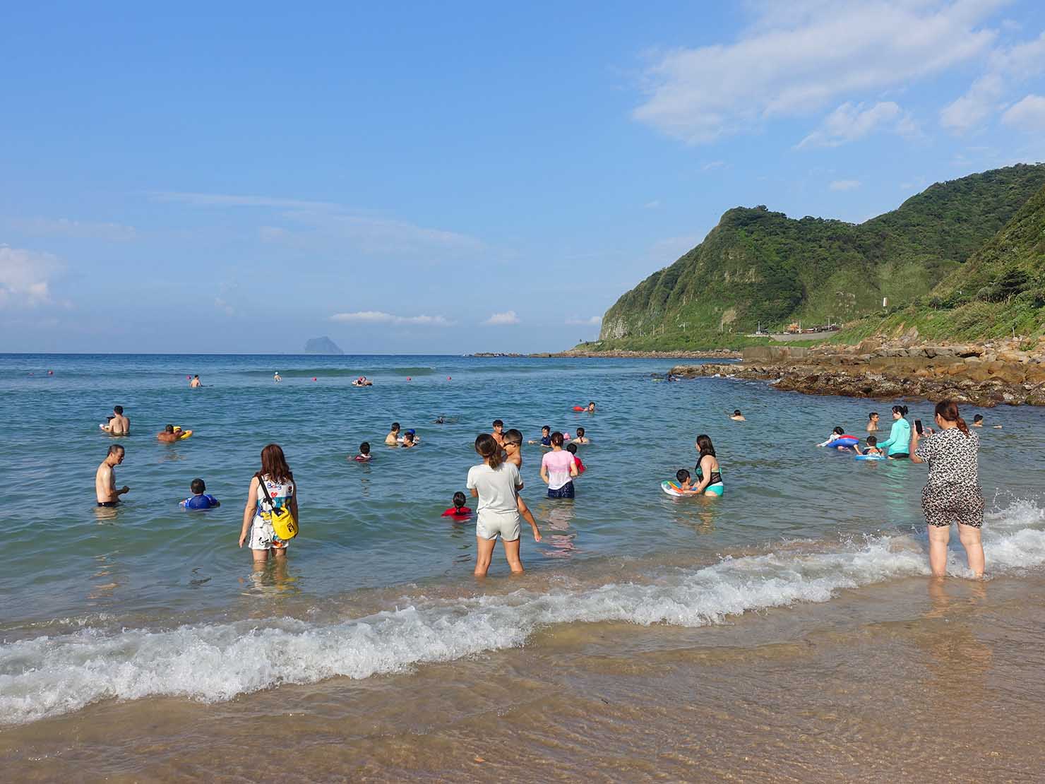 台北から日帰りで行ける基隆・外木山大武崙沙灘のビーチで海水浴を楽しむ人々