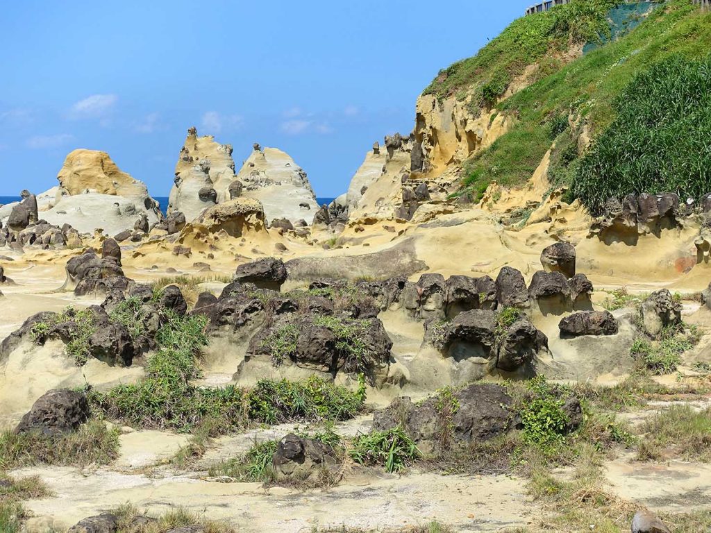 台北から日帰りで行ける基隆・和平島公園の海岸沿いに広がる奇岩群