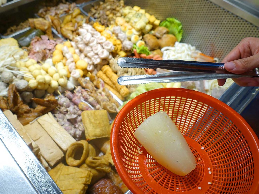 台北・中山駅周辺のおすすめグルメ店「真香滷味」で食材選び