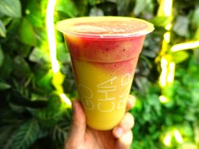 台北・中山駅周辺のおすすめドリンクスタンド「果汁吧 GO CHA BAR」のミックスジュース（芒果/芭樂/火龍果）