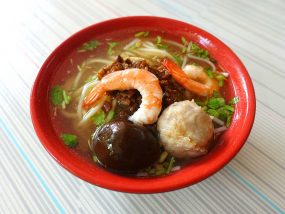 台南・赤崁樓周辺のおすすめグルメ店「度小月擔仔麵」の擔仔麵(煮卵付き)