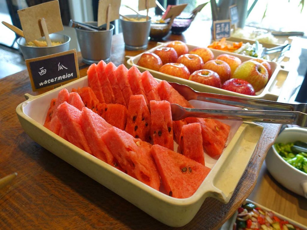 台湾・台東市街のおすすめホテル「MATA家屋」朝食ビュッフェのフルーツ