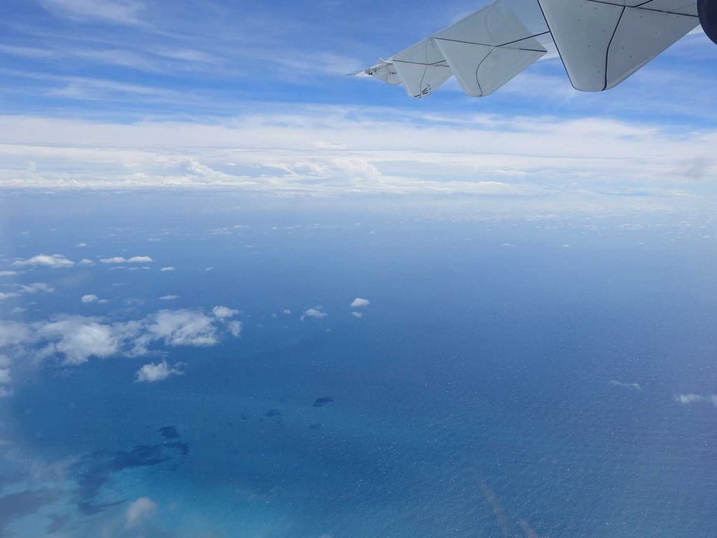 飛行機から眺める台湾東海岸の海